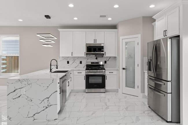 Building Photo - 7925 Colonial Ln