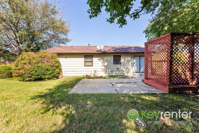 Building Photo - 3 Bedroom 2 Bathroom Family Ready Home