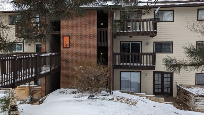 Building Photo - NICE 2-BEDROOM, 2-BATHROOM TOWNHOME WITH F...