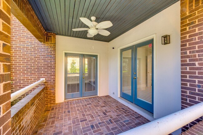 Building Photo - Hard to find Myers Park 2 bed 2 bath 1st floor Gem!