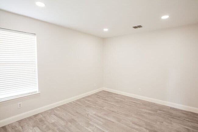 Building Photo - 9900 Presthope Dr