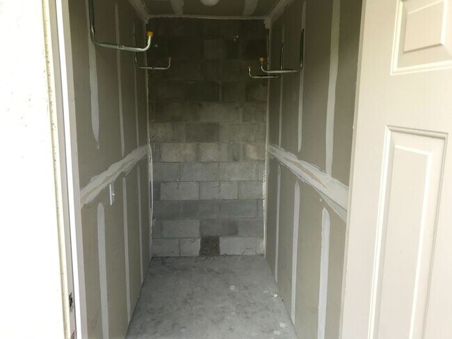 Building Photo - Must-See 3 Bedroom / 2 Bathroom Condo in B...
