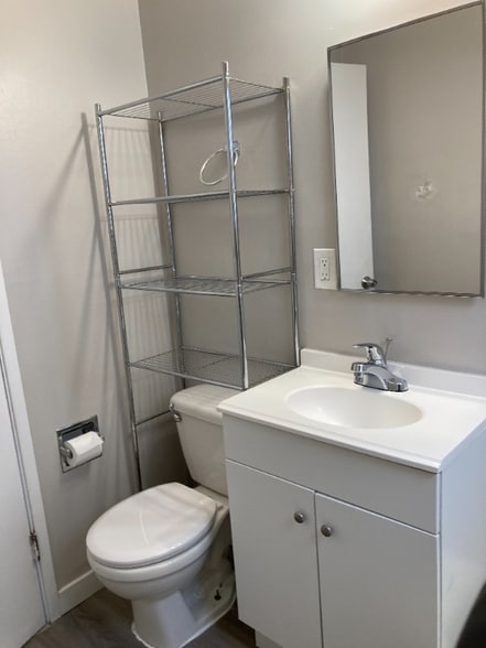 Building Photo - 1215 Queen Anne Ave N