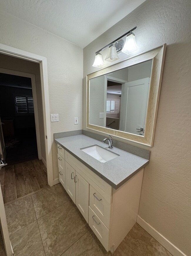 Building Photo - 4 bedroom basement home North Mesa