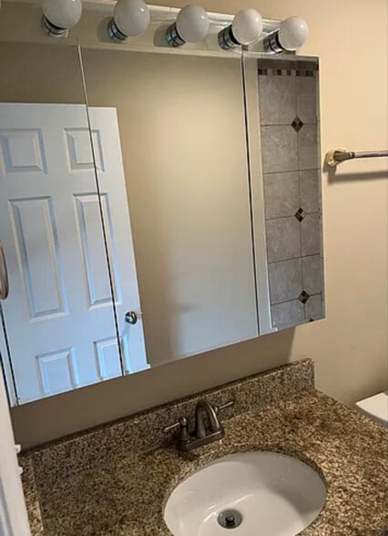 Building Photo - 17515 Sandalwood Dr