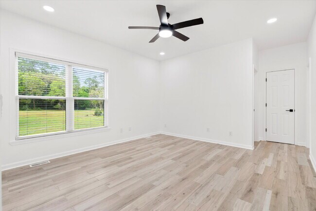 Building Photo - "Spacious 4-Bed Oasis with Guest Suite on Johns Island - Your Dream Home Awaits!"