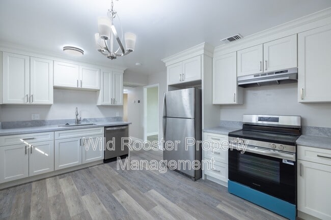 Building Photo - 7256 S Land Park Dr