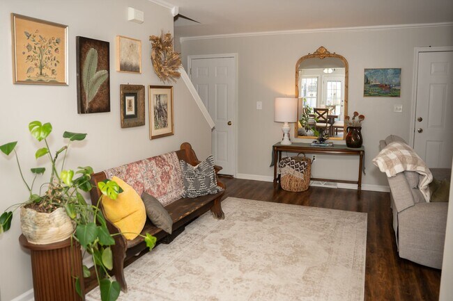 Building Photo - Charming 3 Bedroom, 1.5 Bath Townhome - EL...