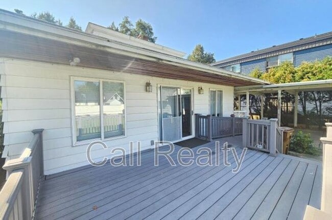 Building Photo - 1017 E Sharp Ave