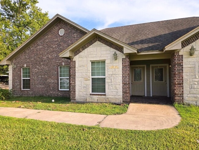 Building Photo - 928 Runneburg Rd