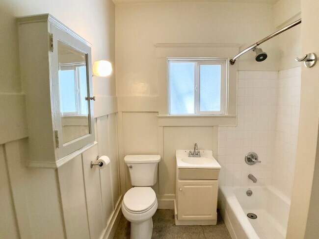 Building Photo - LARGE 3BR In Pac Heights. In-Unit Laundry!...