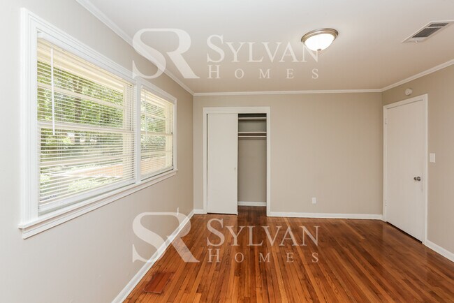 Building Photo - Feel welcome in this well-maintained 3BR 2BA