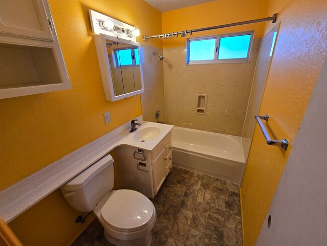 Building Photo - Spacious 3BR/2BA with Modern Upgrades, Lar...