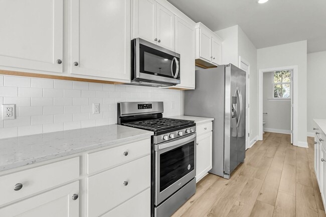 Building Photo - Gorgeous 3-Story Townhome in Park Circle | 3BR + Flex Space + Garage