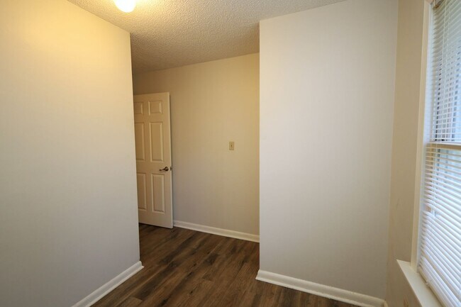 Building Photo - 818 Stillwater Dr