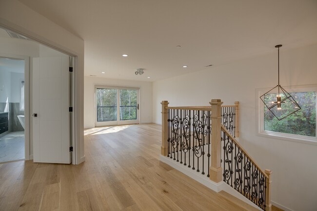 Building Photo - Stunning 5 Bedroom Juanita Bay Home For Rent!