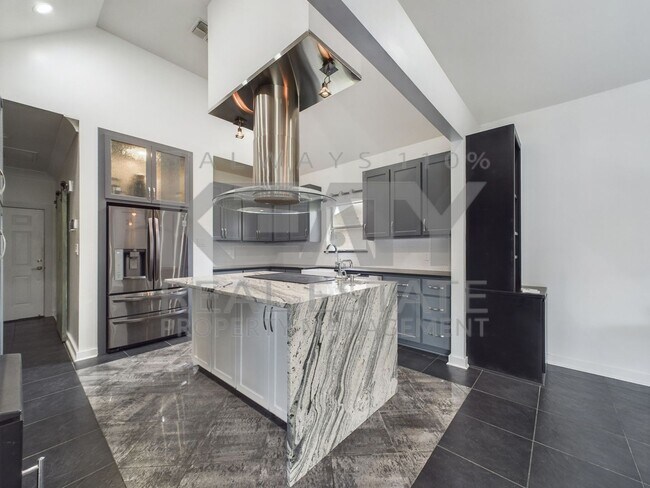 Building Photo - Three Bedroom Home in Sunset!
