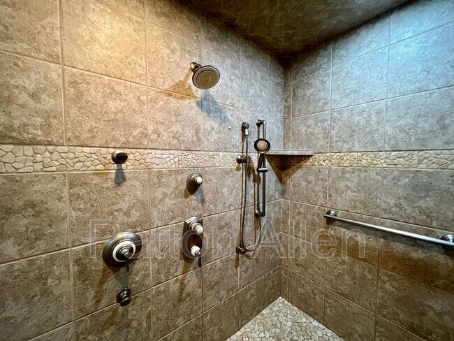 Building Photo - 212 Appleton Dr