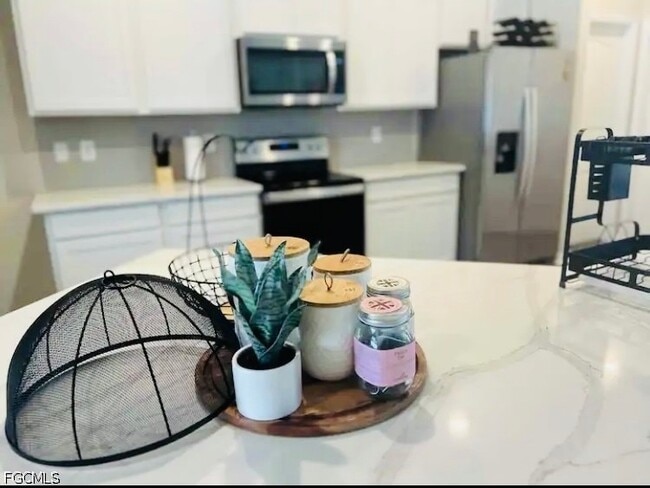 Building Photo - 1715 Chiquita Blvd S