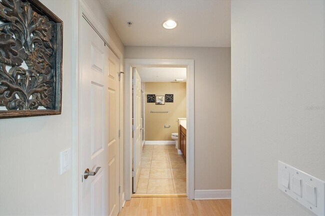 Building Photo - 800 N Tamiami Trl