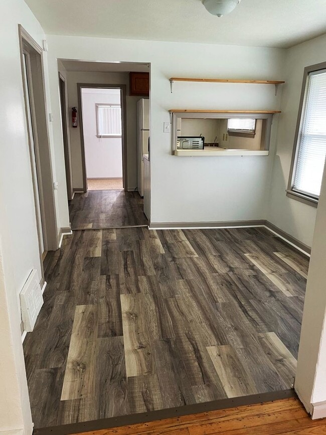 Building Photo - Lovely Two Bedroom House Near Washtenaw Golf Club!