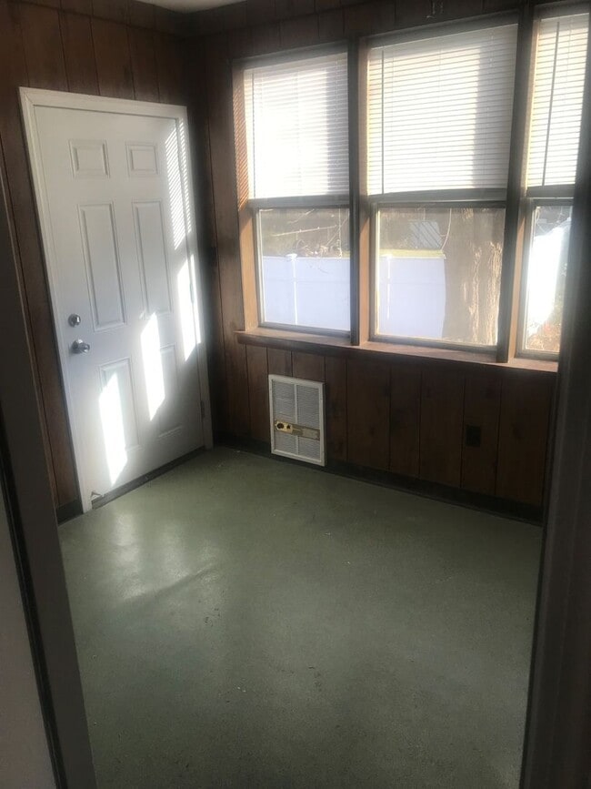 Building Photo - Nice 3-bedroom 1-bath apartment in Stoughton