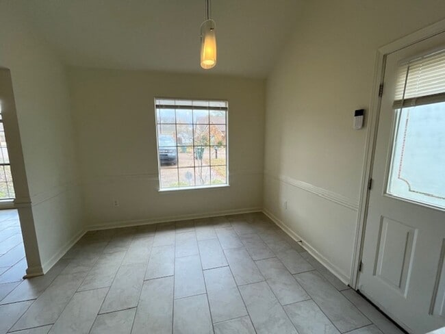 Building Photo - Renovated 2 Bedroom 2 Bath Home for Rent!