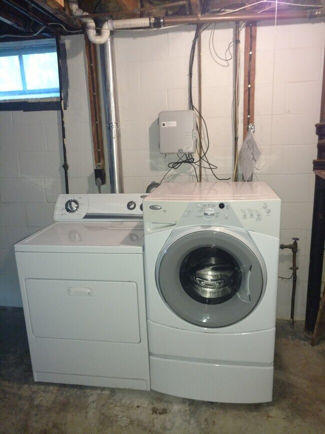 Building Photo - Now leasing for May 2026! Four Bed/Two Bath