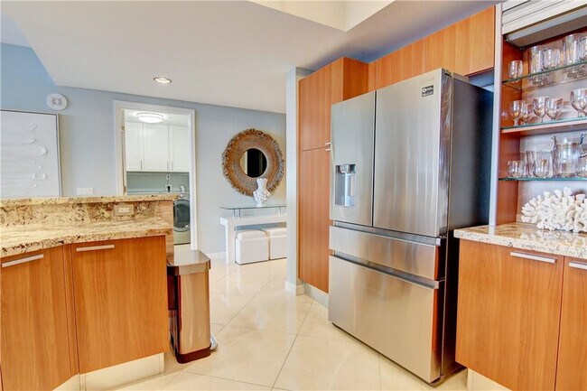 Building Photo - 2640 Lake Shore Dr