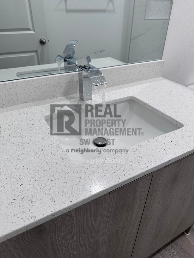 Building Photo - 1263 Hillcrest St E