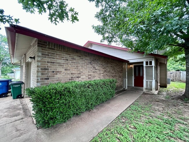 Building Photo - 2103 Courtney St