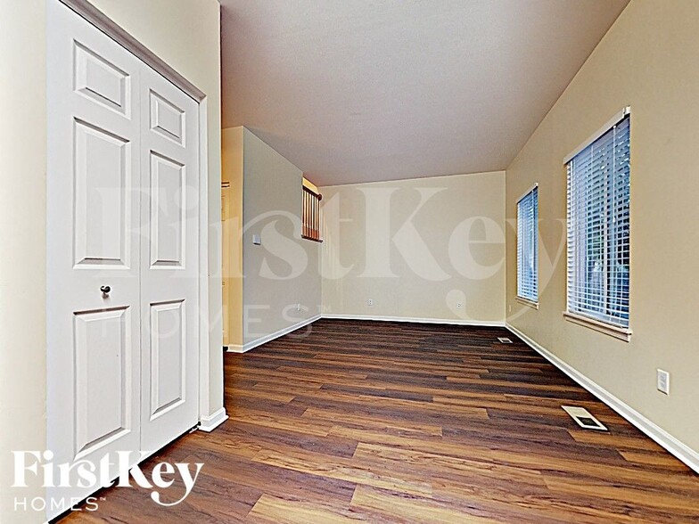 Building Photo - 674 Edward Dr