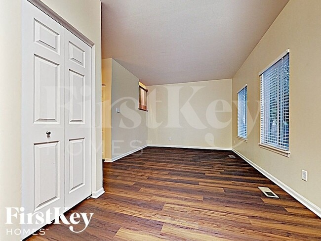 Building Photo - 674 Edward Dr