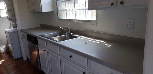 Building Photo - 410 Monroe Dr