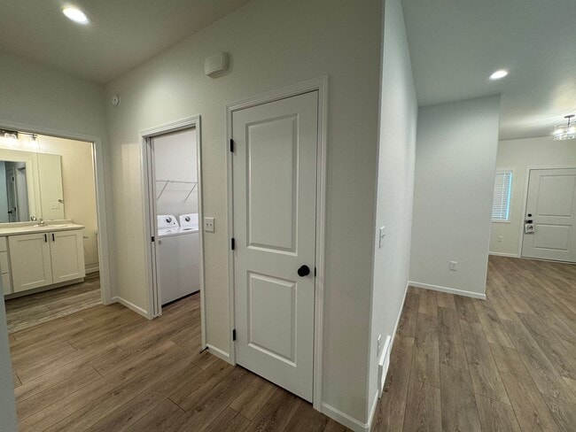 Building Photo - 3-bedroom, 3-bathroom South Fargo Family H...
