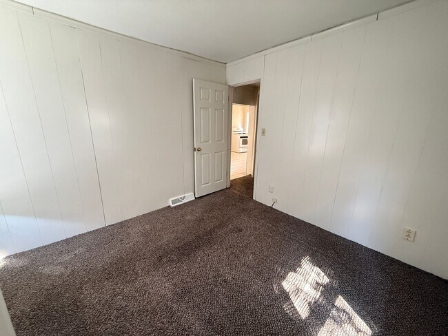 Building Photo - 2-Bedroom Single-Family Home in Vandercook Lake