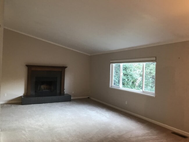 Building Photo - 11 Spinosa Way