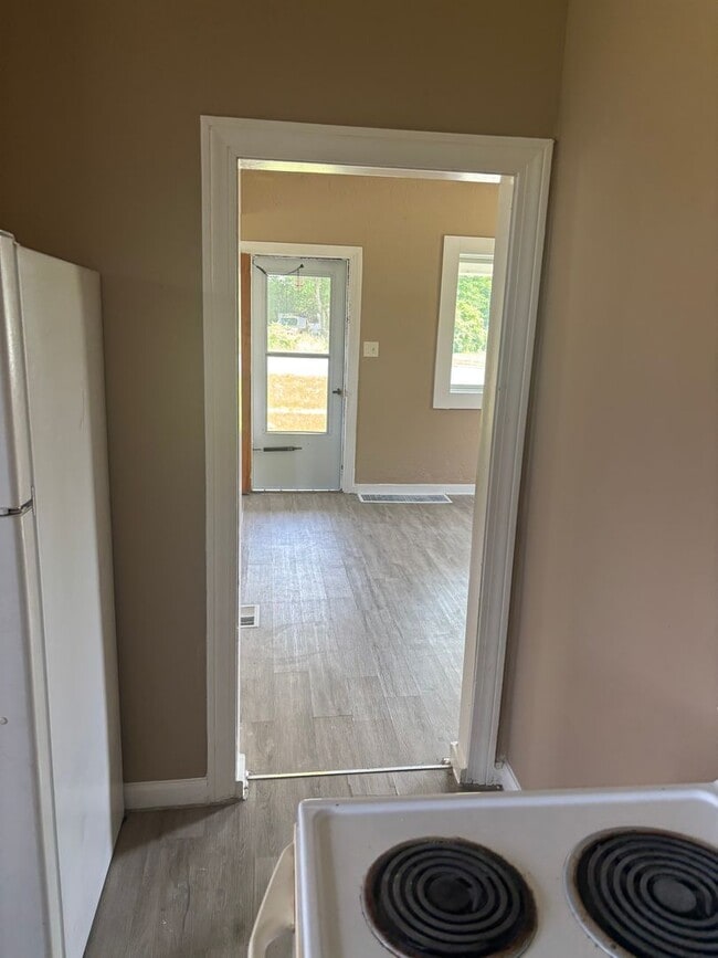 Building Photo - Section 8 welcome, 4bd 2 bath