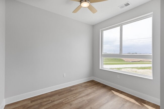 Building Photo - Vervain 1 Bedroom + Den A