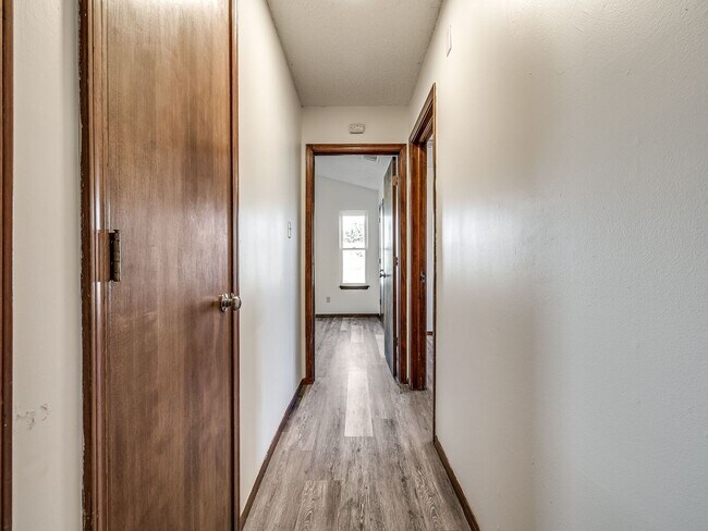 Building Photo - Move in discount / $800 first month rent