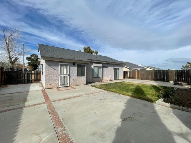 Building Photo - Charming Home in Hesperia- HOA Community- 3 Bedrooms, 2 Bathrooms, Community Park