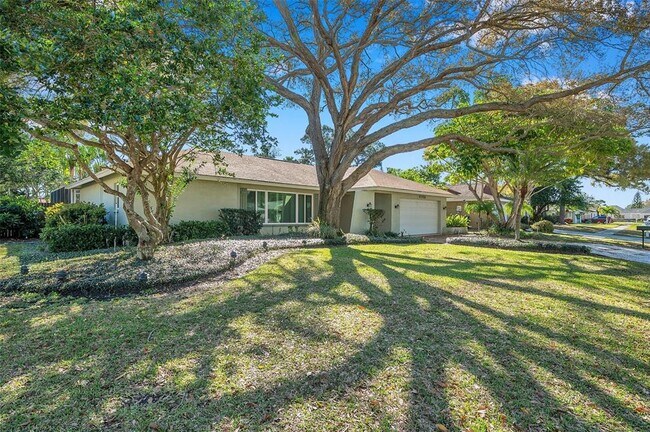 Building Photo - 8789 Maplewood Rd