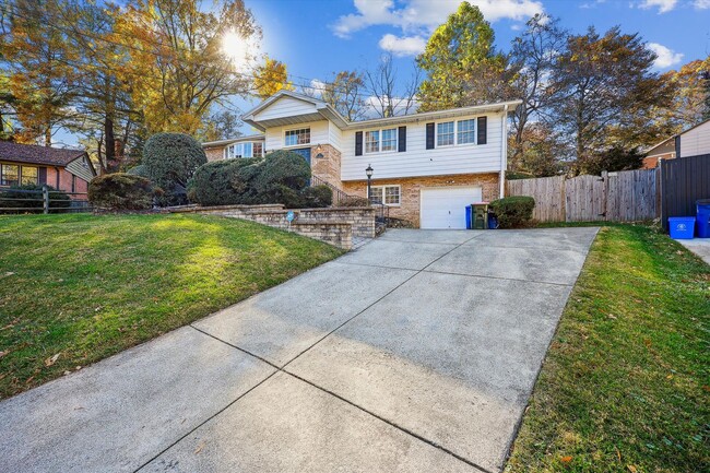 Building Photo - Great 5BR 3.5 Bath Home in Potomac!