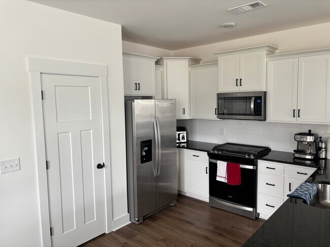 Building Photo - 484 Ml Pk Wy