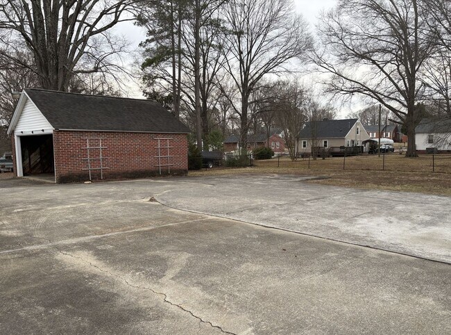 Building Photo - 3 Bedroom, 2 Bathroom in Eden!