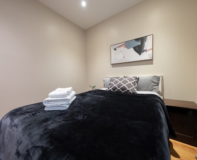 Building Photo - 5 W 101st St