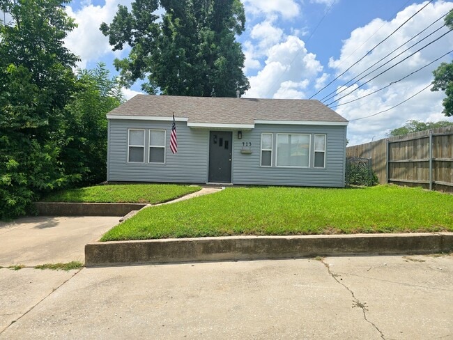 Building Photo - 2 Bedroom 1 Bath Home in Shawnee