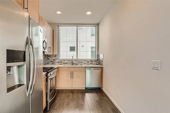Building Photo - Modern West Seattle Townhome with Rooftop ...