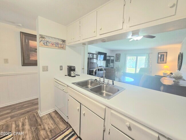 Building Photo - 6903 N Lagoon Dr