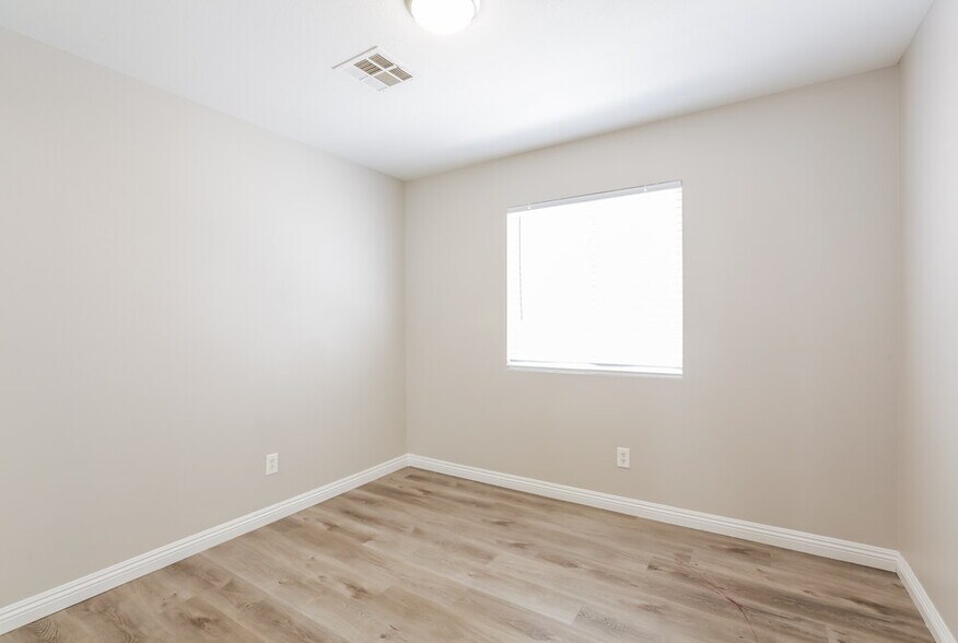 Building Photo - 5232 Shasta Daisy St